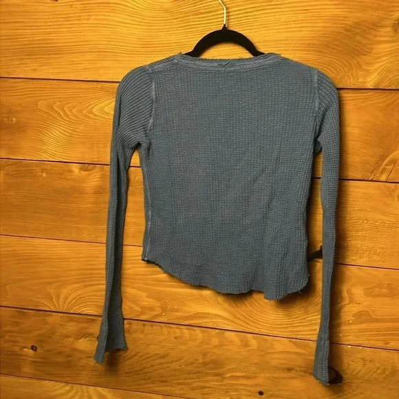 Free people one women’s cropped long, sleeved‎ shirt blue button V-neck 17 PTP - Picture 6 of 8